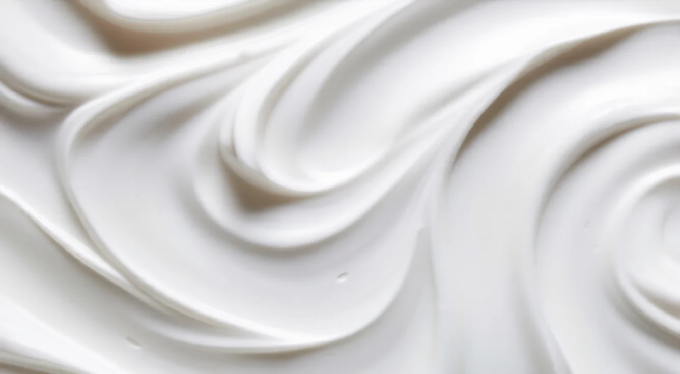 qemi Cosmetics – 1 Qemi International cosmetic cream texture close-up showing smooth, stable emulsifier-based formulation with rich consistency